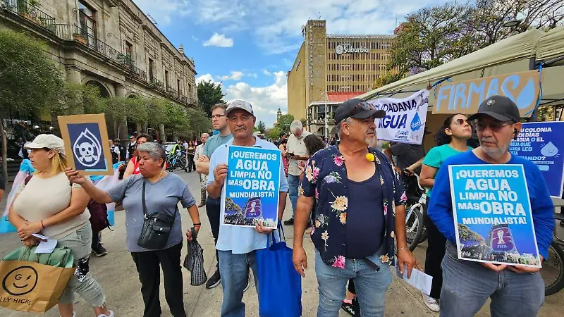 Manifestación agua contaminada y olorosa en Guadalajara